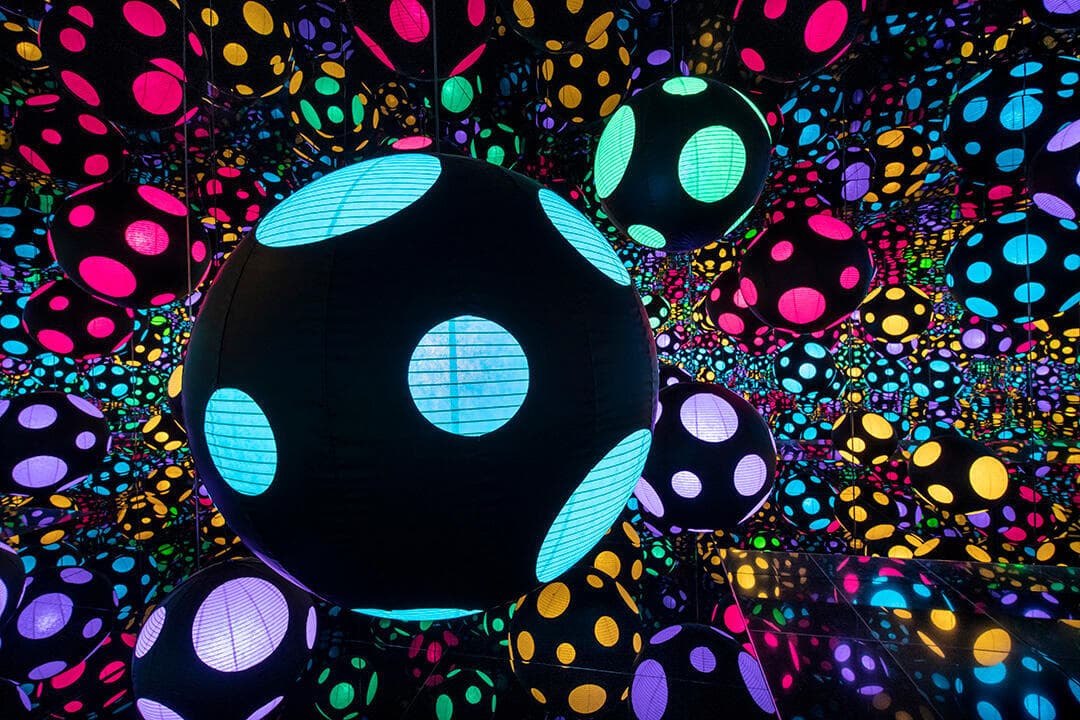 Infinity Mirrored Room - My Heart Is Dancing into the Universe